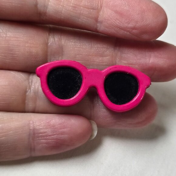 Vintage 80s Novelty Resin Pins Girl With Bunny School Bus Sunglasses Lot of 3 - Picture 6 of 10